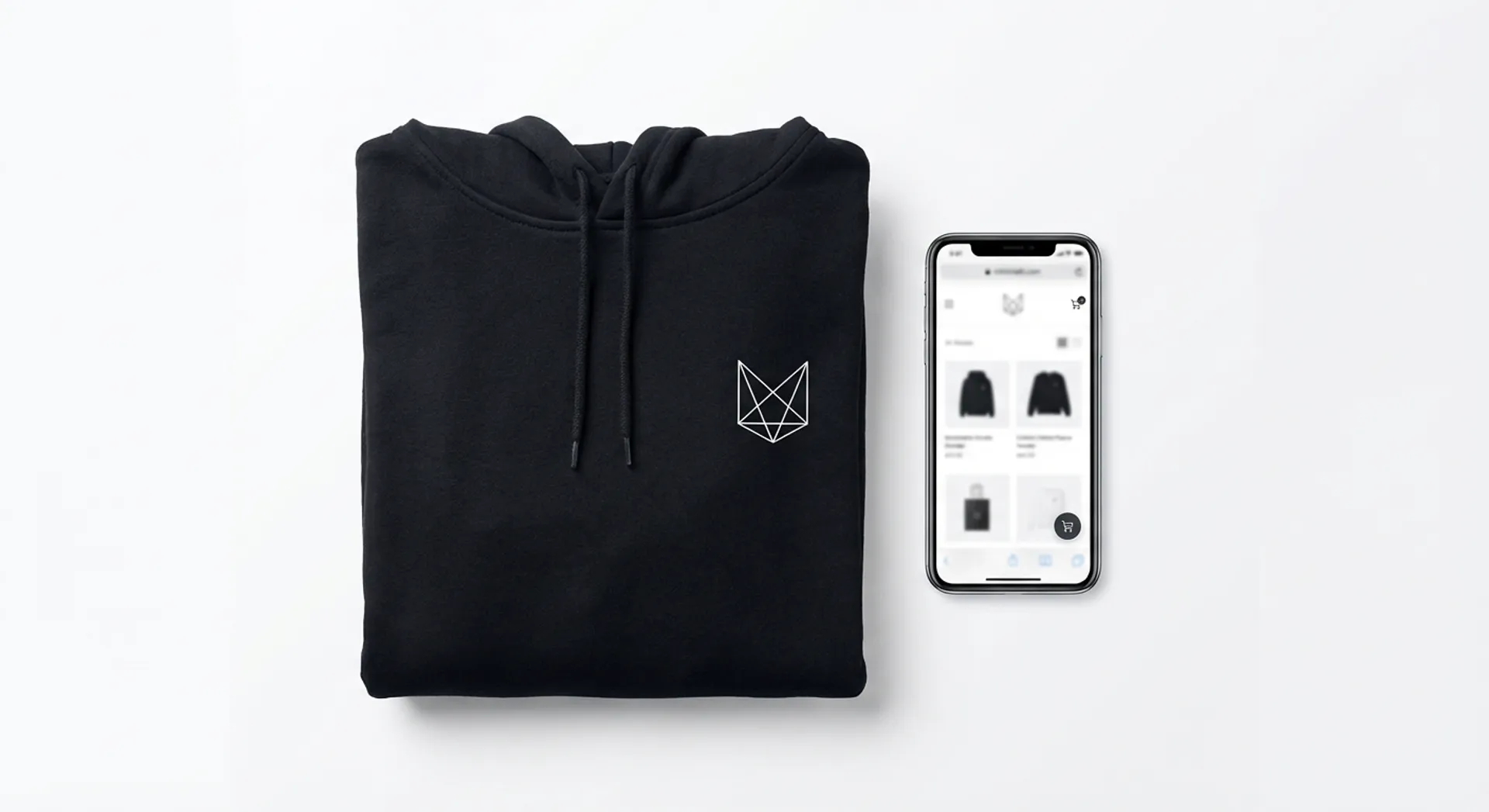 Bedruckter Hoodie neben Smartphone mit Online-Shop